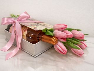 Lalele Roz + Vin – Cutie Cadou