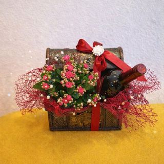 Aranjament in cufar- kalanchoe si vin