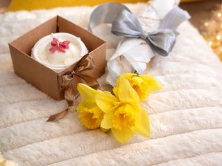 Buchet cu 3 narcise si lumanare