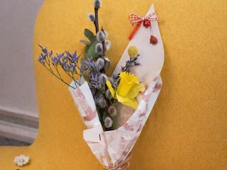 Martisor floral cu narcisa+ 1 martisor