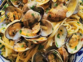 Linguine con pesto basilico frutti di mare