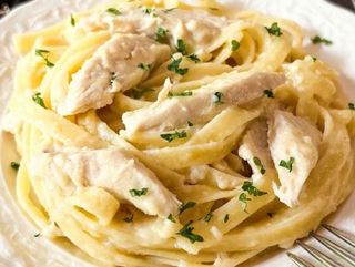 Tagliatelle con pollo e funghi porcini