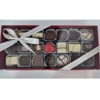 Cutie cu 21 de praline Frenchy Red