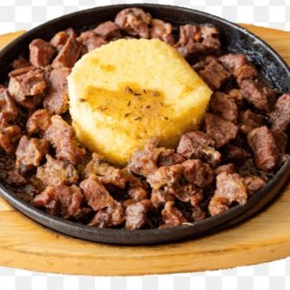 Pastramă de oaie cu mămăligă