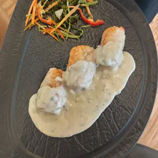 Rulouri de pui sos alb + cartofi prăjiți 400 g