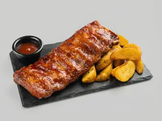 Coaste porc BBC cu cartofi prăjiți