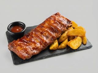 Coaste porc BBC cu cartofi prăjiți