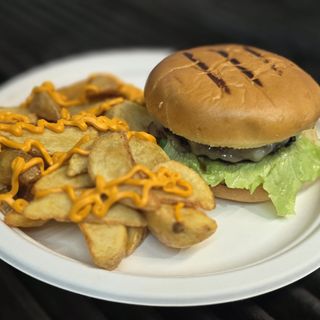 BURGER VITA ANGUS CU CARTOFI SI SOS CHEDDAR +GRATUIT FANTA ORI SPRITE