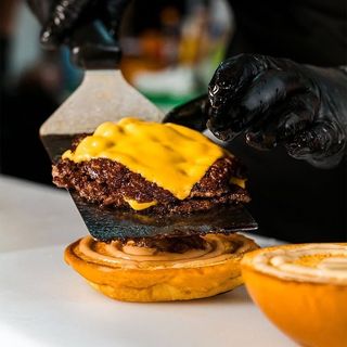 BURGER DE PUI CU SALATA COLESLAW