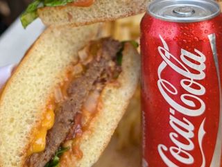 AMERICAN UPTOWN BURGER 320G+COCA COLA DOZA