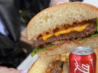 AMERICAN CLASIC BURGER 320G+ COCA COLA DOZA