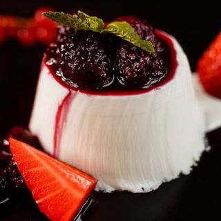 PANNA COTTA CU FRUCTE DE PĂDURE