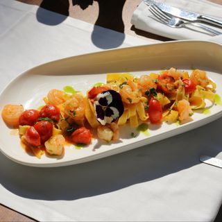 TAGLIATELLE CU CREVEȚI ȘI ROȘII CHERRY