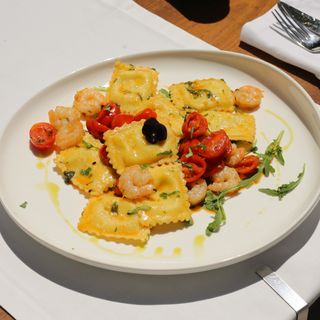 RAVIOLI CU BURRATA, BUSUIOC, CREVEȚI ȘI ROȘII CHERRY