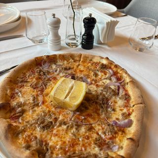 PIZZA TONNO E CIPOLLE ROSSE