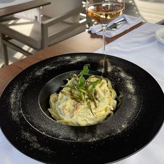 TAGLIATELLE CU CREMĂ DE SPARANGHEL ȘI SPECK