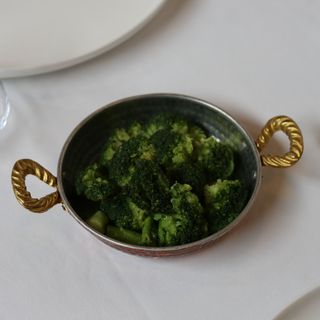 BROCCOLI CU USTUROI ȘI ULEI DE MĂSLINE