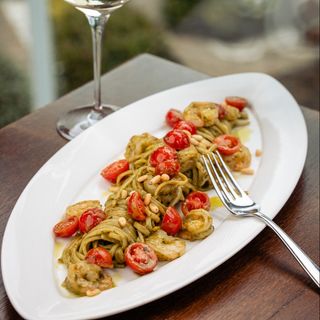 LINGUINE CU PESTO GENOVEZ ȘI CREVEȚI