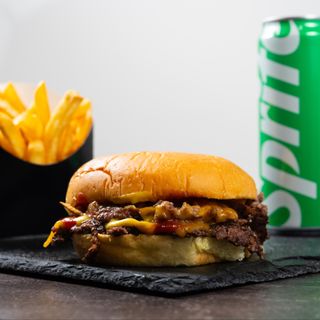 Meniu Dublu Classic Cheeseburge