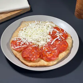 Langos salam picant si cascaval