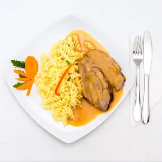 Cotlet de porc cu paste și sos vânătoresc