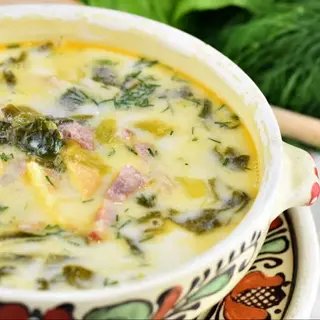 Ciorbă de salata verde cu ciolan