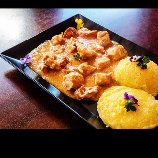 Tochitura de porc cu mămăligă