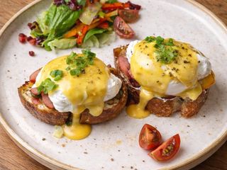 Oua Benedict cu bacon si pastrav afumat 300g