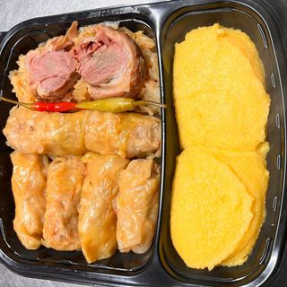 Sarmalute cu mamaliguta si ciolan afumat, varza, smantana, ardei iute