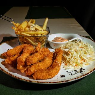 Chicken fingers,salata de varza și sosul casei