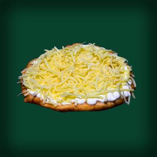 Langos cu smantana si cascaval