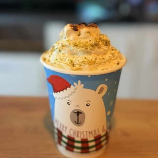 Ciocolata calda Dubai cu frisca si mini bezele