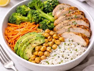 Protein Rice Bowl cu pui grill