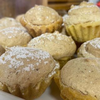 Coșulețe fragede cu amarene, bezea și nucă