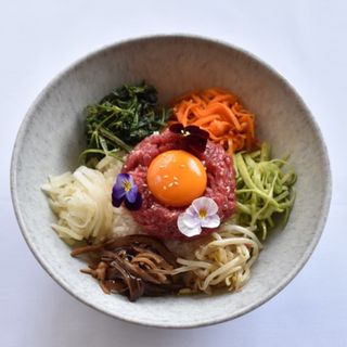 Yukhoe bibimbap