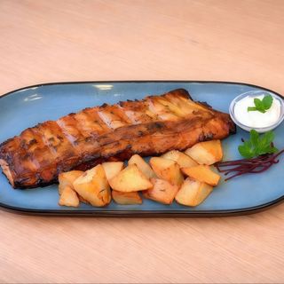 Coaste de porc condimentate cu cartofi aurii