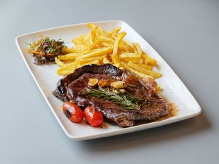 Antricot de vita angus cu garnitura de cartofi prajiti