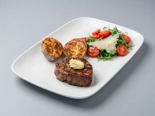 Muschi de vita cu cartofi copti si salata rucola, rosii cherry si parmezan