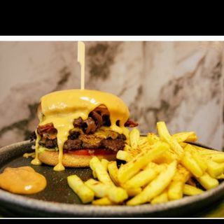 Duble Burger Cheddar cu cartofi prajiti
