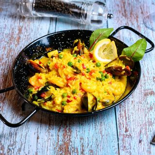 Paella cu fructe de mare