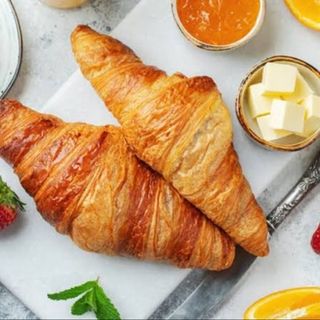 Croissant cu unt