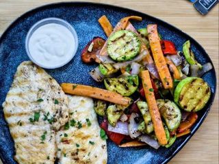 Piept de pui cu legume la grătar