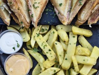 Duo Toast cu Salam uscat ( 2 persoane )