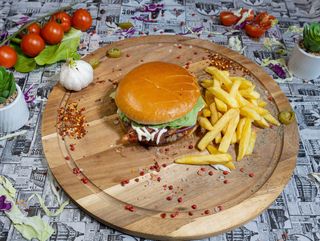 Burger de vita cu cartofi