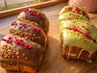 Cozonac glazurat cu fistic si insertie de fistic