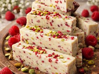 CIOCOLATA DE CASA ALBA CU FISTIC SI ZMEURA