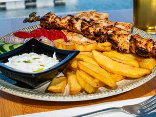 Souvlaki de pui , cartofi prajiti si sos tzatziki