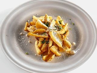 Cartofi prajiti cu parmezan si usturoi
