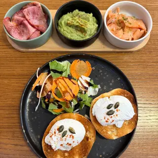 Mic Dejun Turcesc cu Ouă, Bacon și Guacamole