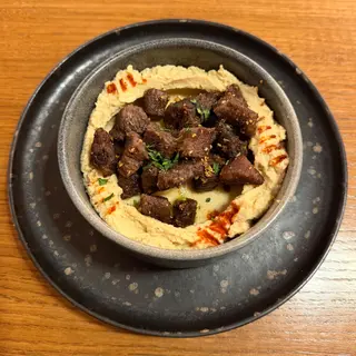 Hummus De Casă Cu Vită Sotată Și Semințe De Dovleac Coapte